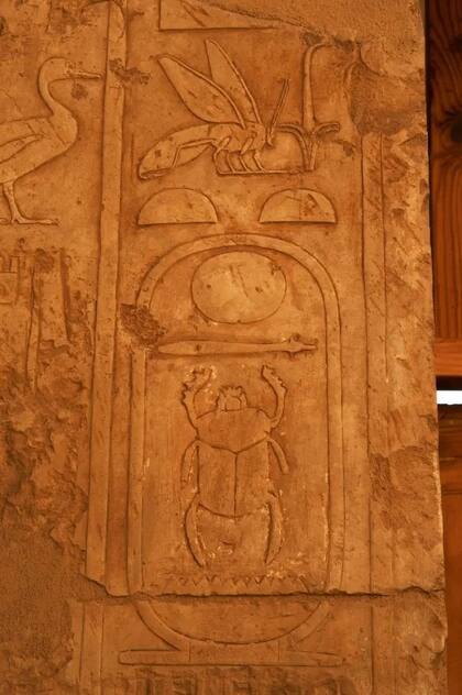 Un cartucho egipcio con el nombre de Tutmosis II