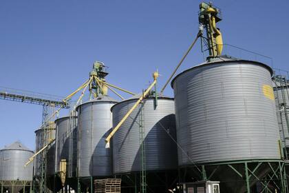 Un caso de fusión. Una sociedad que se dedica a la venta de granos y/o hacienda y otra sociedad distinta que posee camiones y realiza transporte de hacienda y cereales