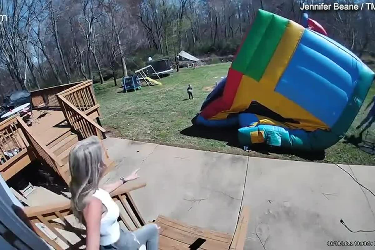 Un caso similar ocurrió en los Estados Unidos cuando voló un castillo inflable y casi arrastra a un niño como se ve está en esta imagen.