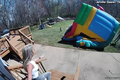 Un caso similar ocurrió en los Estados Unidos cuando voló un castillo inflable y casi arrastra a un niño como se ve está en esta imagen.