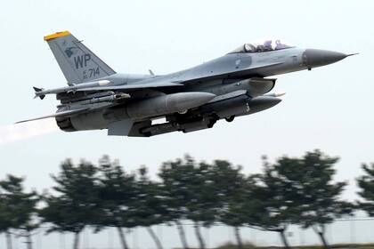 Un caza F-16 de la fuerza aérea estadounidense despega durante unas maniobras conjuntas "Max Thunder" entre Corea del Sur y Estados Unidos en la base aérea de Kunsan, en Gunsan, Corea del Sur