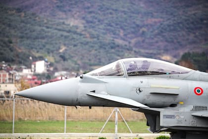 Un caza italiano Eurofighter aterriza durante la ceremonia de inauguración de la Base Aérea de Kocuve, a unos 85 kilómetros (52 millas) al sur de Tirana, Albania, el lunes 4 de marzo de 2024