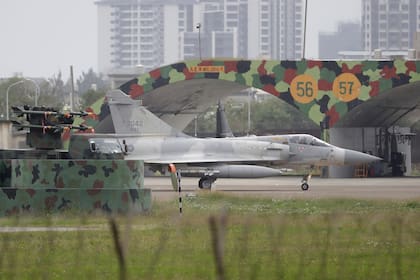 Un caza Mirage 2000 de Taiwán, pasa junto a un hangar en una base aérea en Hsinchu, en el norte de Taiwán