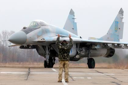 Un caza ucraniano MIG-29 está aparcado en la base aérea de Vasilkov, a las afueras de Kiev, Ucrania, 23 de noviembre de 2016.