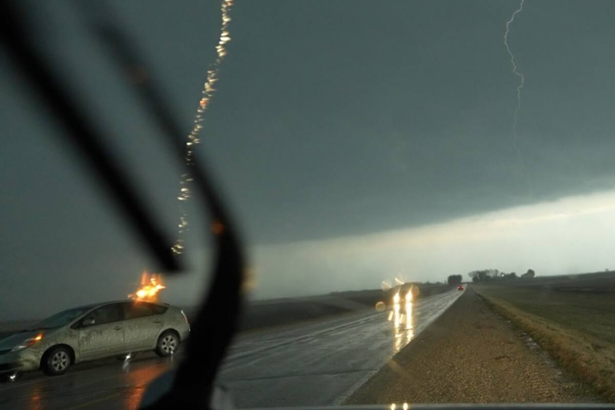Un cazador de tormentas captó el momento en que un rayo impacta el auto de su amigo (Foto: Captura de video)