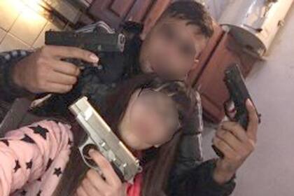 Daniel Laluz y su hermana posan con unas armas