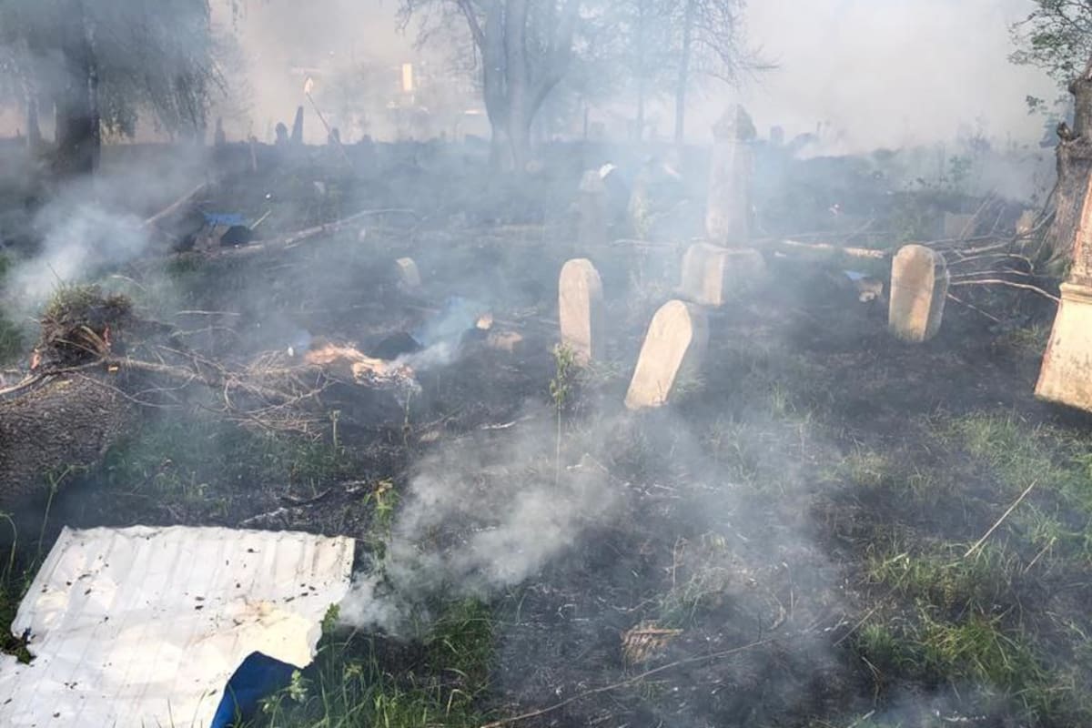 Un cementerio judío en la ciudad de Glujov fue bombardeado por tropas rusas