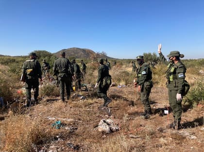 Un centenar de gendarmes rastrillan un descampado en busca de pistas sobre el paradero de Guadalupe Lucero