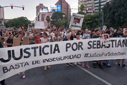 Un centenar de personas marchó en el barrio Yofré Norte, de Córdoba, para pedir justicia por el crimen de Sebastián Villarreal