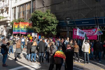 Un centenar de representantes de distintos sectores de la comunidad educativa y la sociedad civil se concentraron en la puerta del juzgado en apoyo a los amparistas