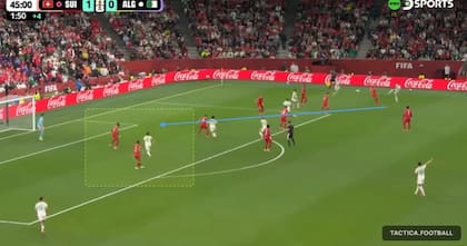 Un centro con zurda desde la derecha al punto penal que casi terminó en gol de Argelia