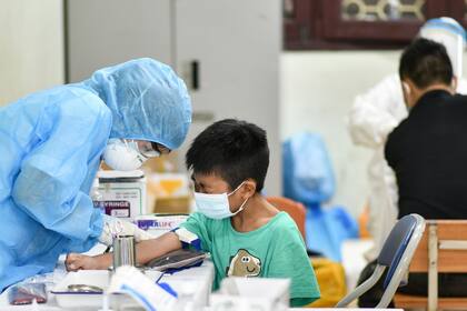 Un centro de testeo de covid-19 en Hanoi