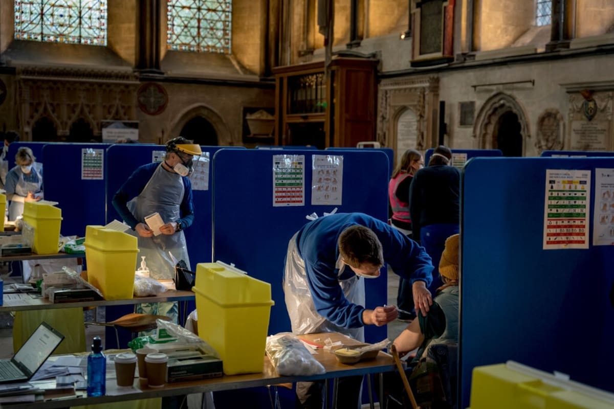 Un centro de vacunación con dosis de AstraZeneca dentro de la Catedral de Salisbury, en Salisbury, Inglaterra