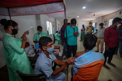 Un centro de vacunación en Hyderabad, India (AP Foto/Mahesh Kumar A.)