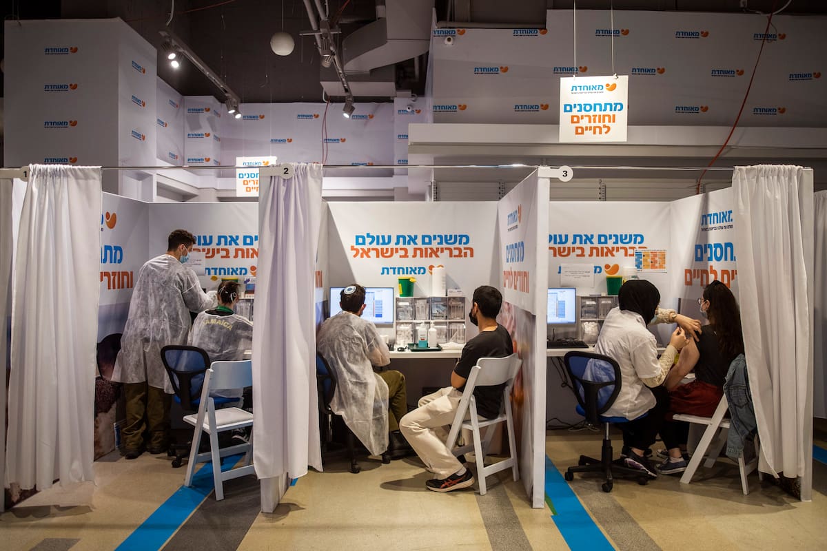Un centro de vacunación en Netanya, Israel (Dan Balilty/The New York Times)