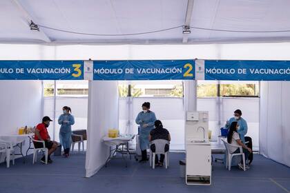 Un centro de vacunación en Santiago, Chile, el país que más rápido avanza con la inoculación en la región