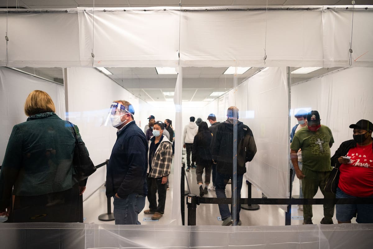 Un centro de votación anticipada en el condado de Cuyahoga, Cleveland, Ohio, con todas las precauciones para evitar contagios de coronavirus