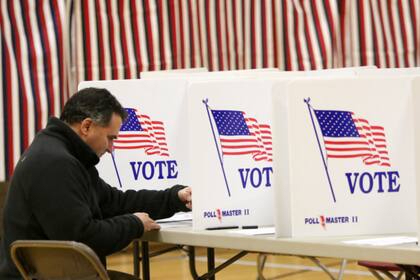 Un centro electoral para las pasadas elecciones de medio mandato en Estados Unidos, donde los republicanos no lograron derrotar a los demócratas, como tenían previsto