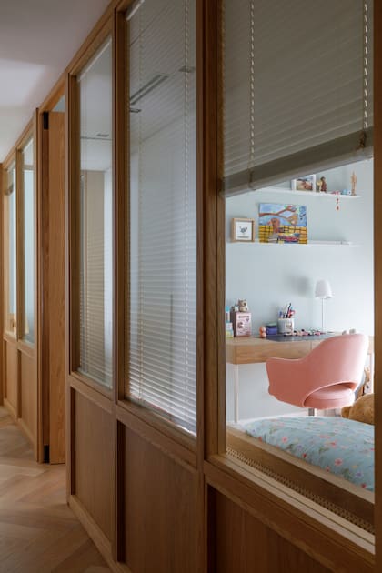 Un cerramiento de madera permitió dividir la habitación de las mellizas de 7 años.