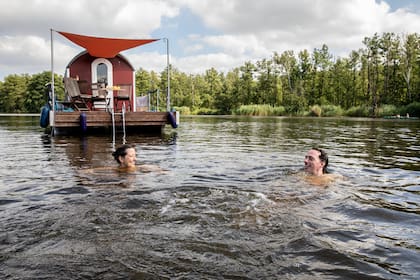 Un chapuzón en las aguas cristalinas de una zona ambientalmente protegida.