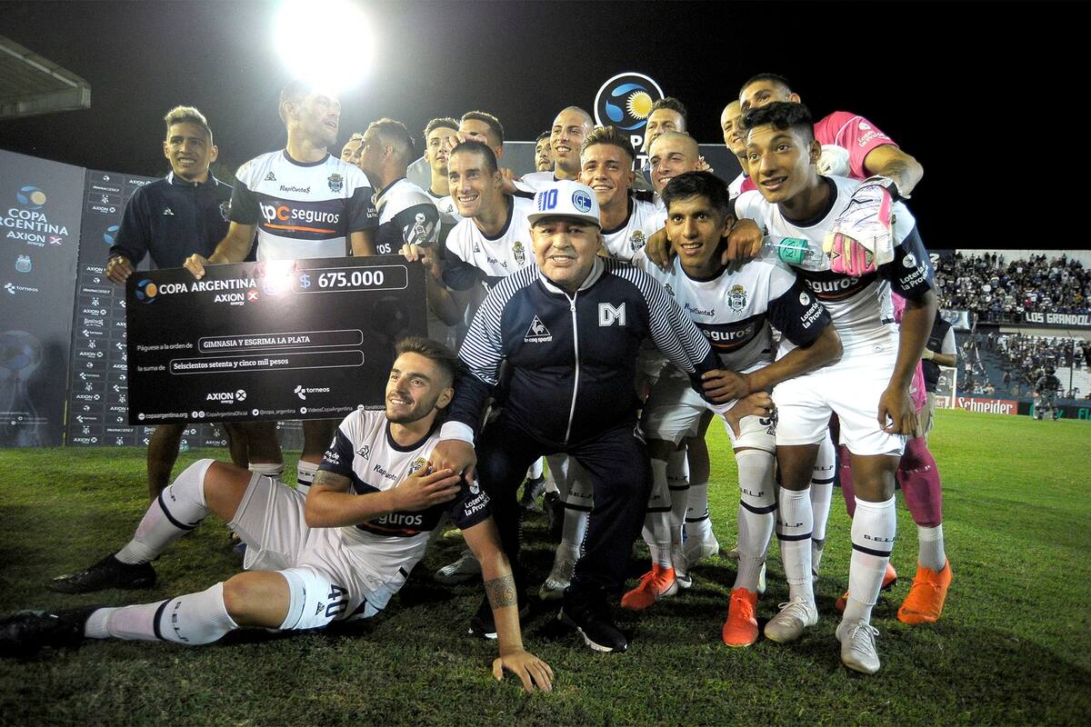 Un "cheque" en manos de futbolistas de la Argentina, un bien que comienza a ser escaso; la alegría del Gimnasia de Diego Maradona al pasar de etapa por la Copa Argentina contrasta con la inquietud general actual.