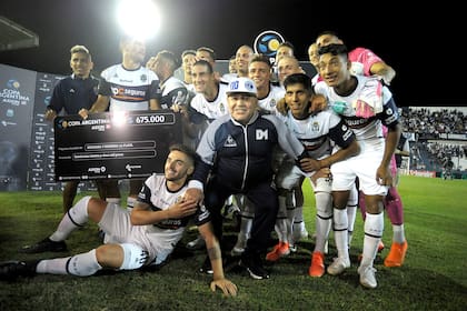 Un "cheque" en manos de futbolistas de la Argentina, un bien que comienza a ser escaso; la alegría del Gimnasia de Diego Maradona al pasar de etapa por la Copa Argentina contrasta con la inquietud general actual.