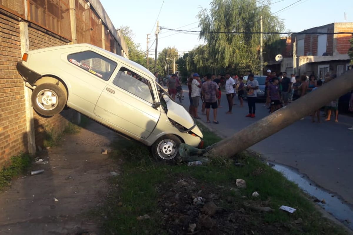 Un chico de 14 años le robó el auto a su padre y perdió el control: atropelló a un hombre de 47 años y a un nene de 5; mató al adulto