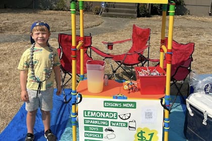 Un chico de Seattle, conmovido por las noticias de los incendios forestales en Maui, Hawái, instaló un puesto de limonada en su casa para recaudar fondos y se volvió furor
