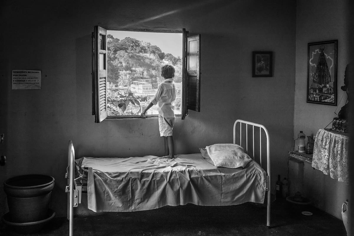 Un chico espera el comienzo de un ritual (María Daniel Balcazar)