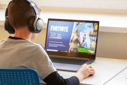 Un chico juega Fortnite, un videojuego que también generó un universo de contenido en video