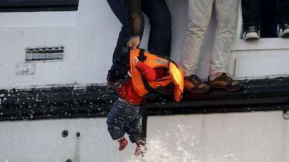 Un chico migrante, entre los rescatados