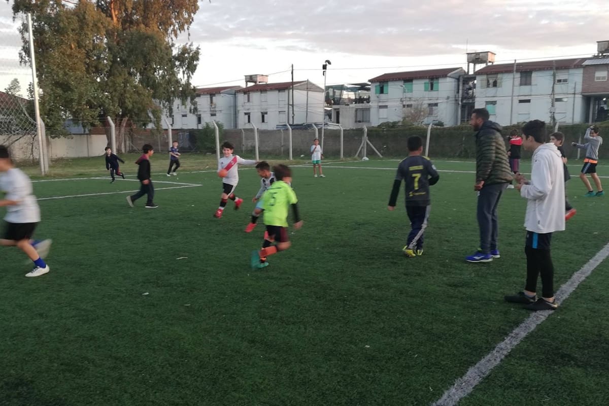 Un chico murió mientras jugaba al fútbol en el polideportivo Delfo Cabrera