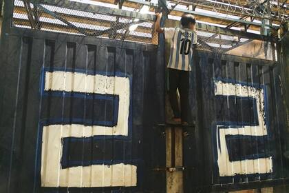Un chico trata de ver como puede algo de Gimnasia vs. Banfield, un partido que no satisfizo los esfuerzos del medio centenar de simpatizantes que concurrieron al bosque platense.