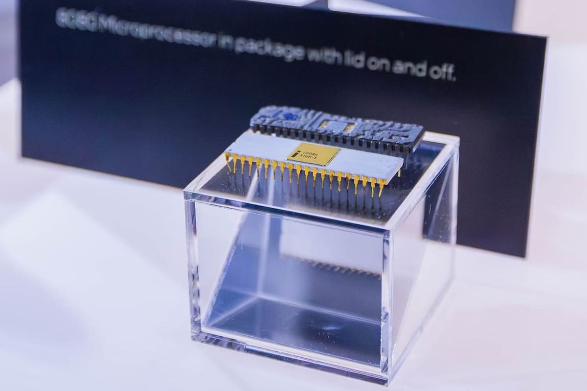 Un chip 8080, presentado en 1974, y que sirivió como puntapié para las computadoras personales multipropósito