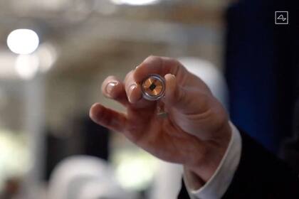 Un chip de Neuralink que se implanta en el cerebro, y que permite crear un vínculo directo entre la mente de una persona y una computadora