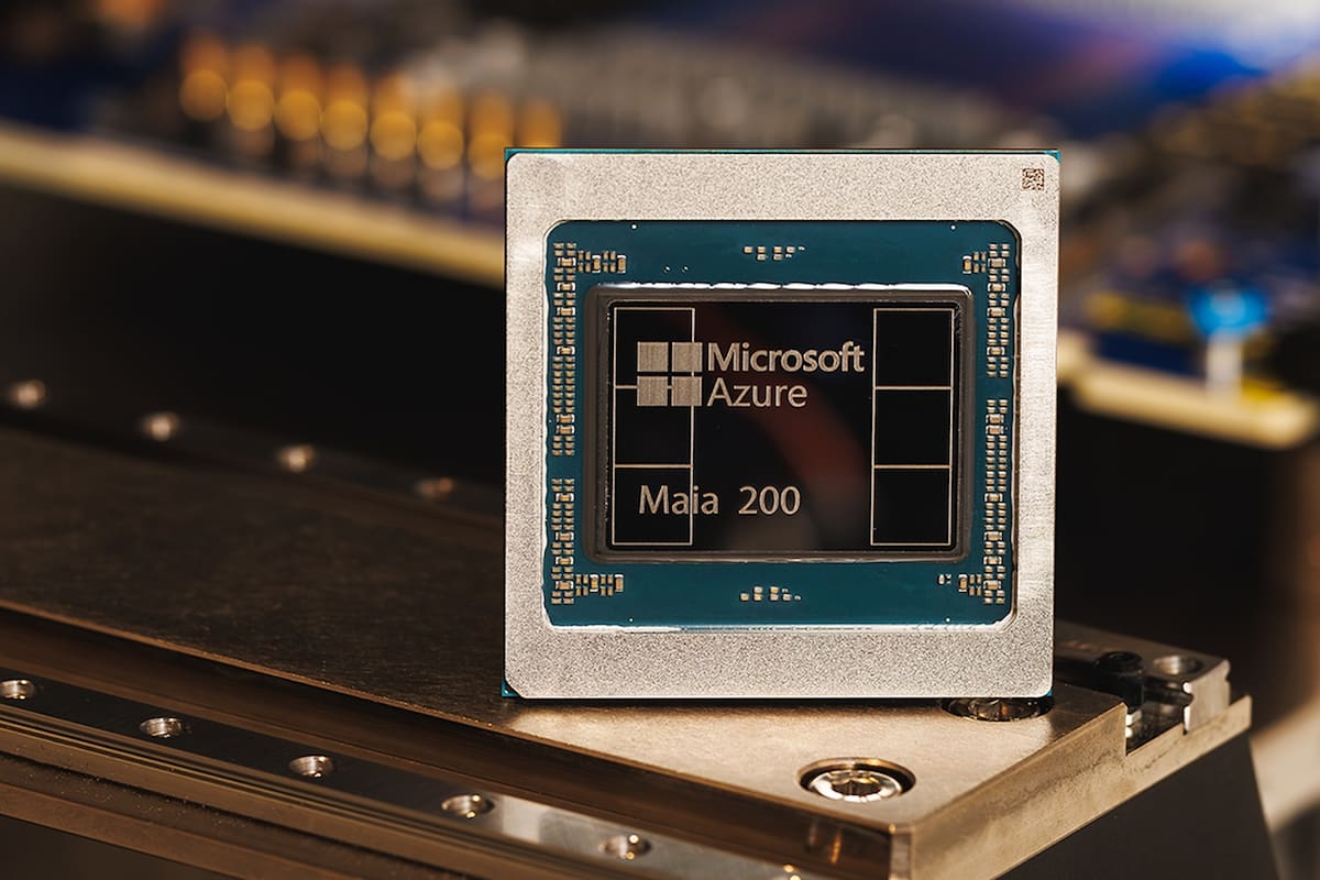 Un chip Maia 200 de Microsoft, diseñado para tareas de inferencia en modelos de inteligencia artificial