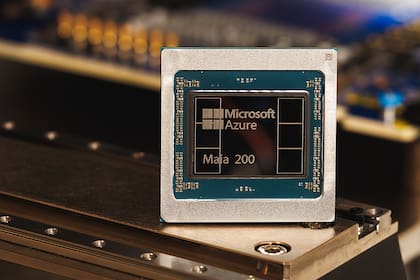 Un chip Maia 200 de Microsoft, diseñado para tareas de inferencia en modelos de inteligencia artificial