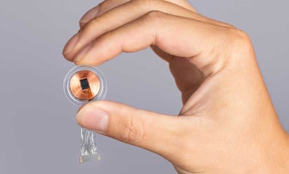 Un chip Neuralink, que permite leer comandos que piensa una persona, y transformarlos en impulsos digitales que se transmiten a una computadora