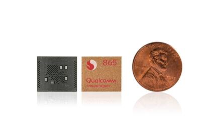 Un chip Snapdragon 865 junto a una moneda de un centavo de dólar estadounidense
