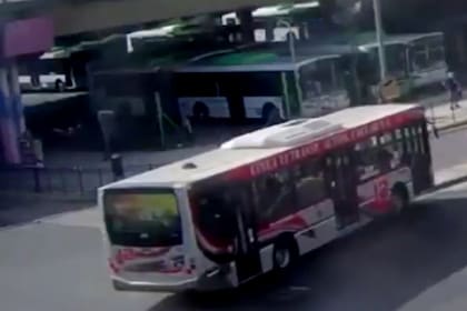 Un chofer de la línea 12 chocó contra un semáforo en Constitución, lo derribó y se dio a la fuga