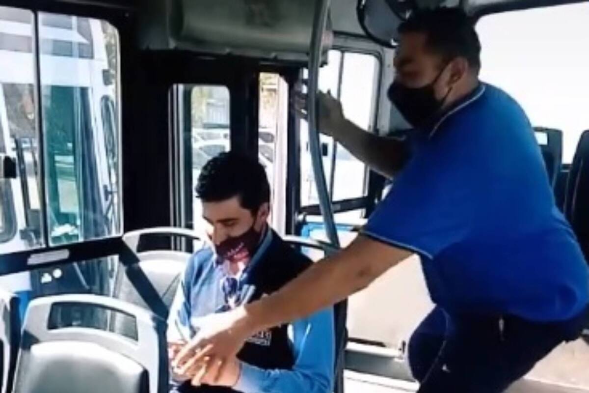 Un chofer dramatizó cómo se producen escenas de hurtos en cada asiento del colectivo.
