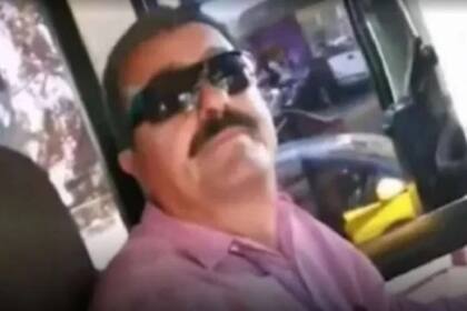 Un chofer obligó a bajar a una pareja de un colectivo en México