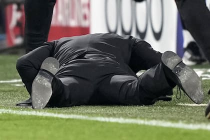 Un Cholo auténtico: la intensidad emocional con la que Diego Simeone vive los partidos hizo terminar acostado al DT de Atlético de Madrid, tras una mímica de lamento por una ocasión perdida por Ángel Correa frente a Borussia Dortmund.
