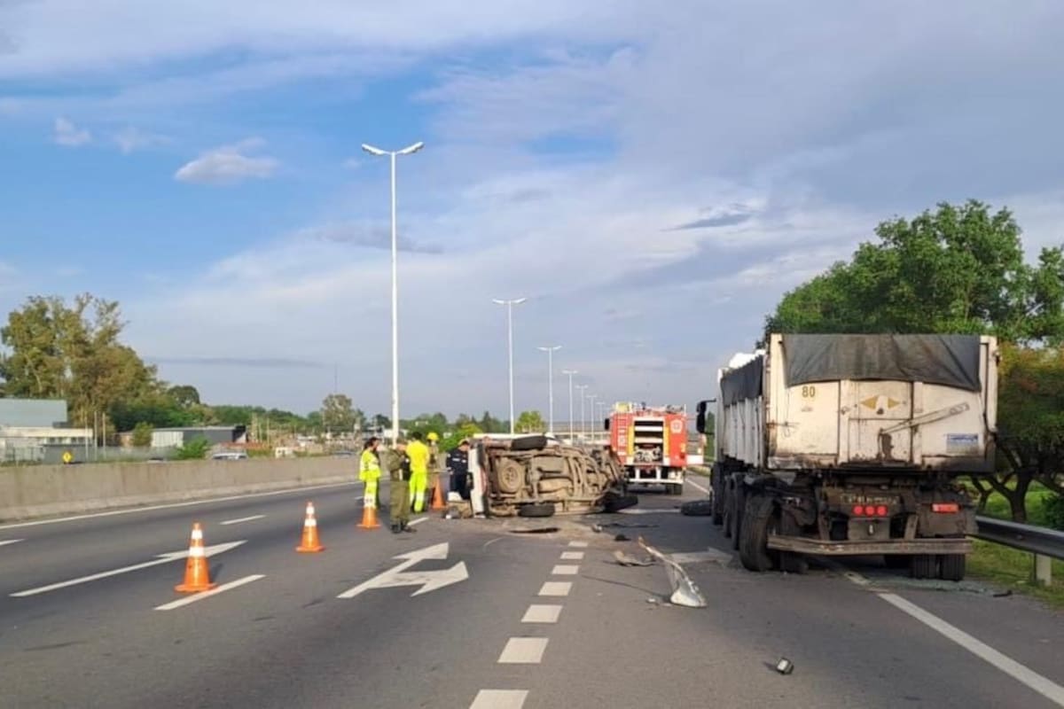 Un choque en acceso Oeste dejó dos muertos.