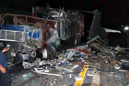 Un choque entre un micro y un camión dejó 16 muertos y 36 heridos en Oaxaca, México