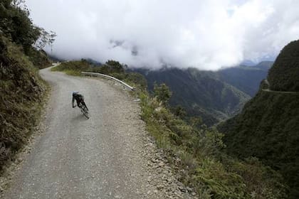 Un ciclista baja por la el Camino de la Muerte