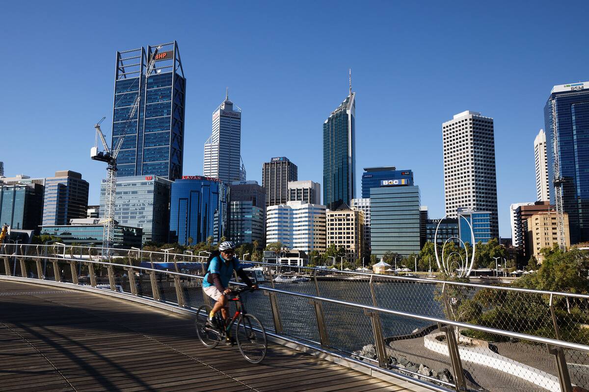 Un ciclista circula por el área normalmente concurrida de Elizabeth Quay en Perth el 31 de enero de 2021