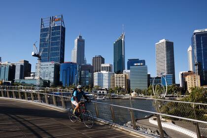 Un ciclista circula por el área normalmente concurrida de Elizabeth Quay en Perth el 31 de enero de 2021