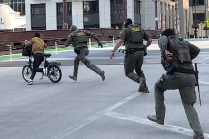 Un ciclista desafió a la policía migratoria al grito de “no soy estadounidense” y desató una inusual persecución