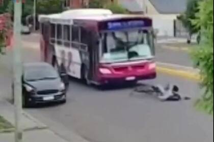 Un ciclista oriundo de Trelew, Chubut, fue embestido por un colectivo, cayó bajo la unidad y se salvó de milagro